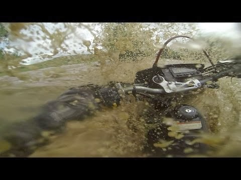 Ριψοκίνδυνος μηχανόβιος οδηγεί τη μηχανή του σε πλημμύρα [video] - Φωτογραφία 1