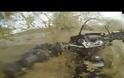 Ριψοκίνδυνος μηχανόβιος οδηγεί τη μηχανή του σε πλημμύρα [video]