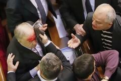 Άνοιξαν… κεφάλια μέσα στη Βουλή της Ουκρανίας! [photos&video]