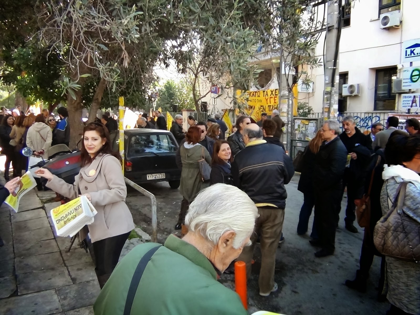 Φωτογραφίες από την συγκέντρωση διαμαρτυρίας ενάντια στο κλείσιμο των πολυϊατρείων του ΕΟΠΥΥ Χαλανδρίου - Φωτογραφία 7