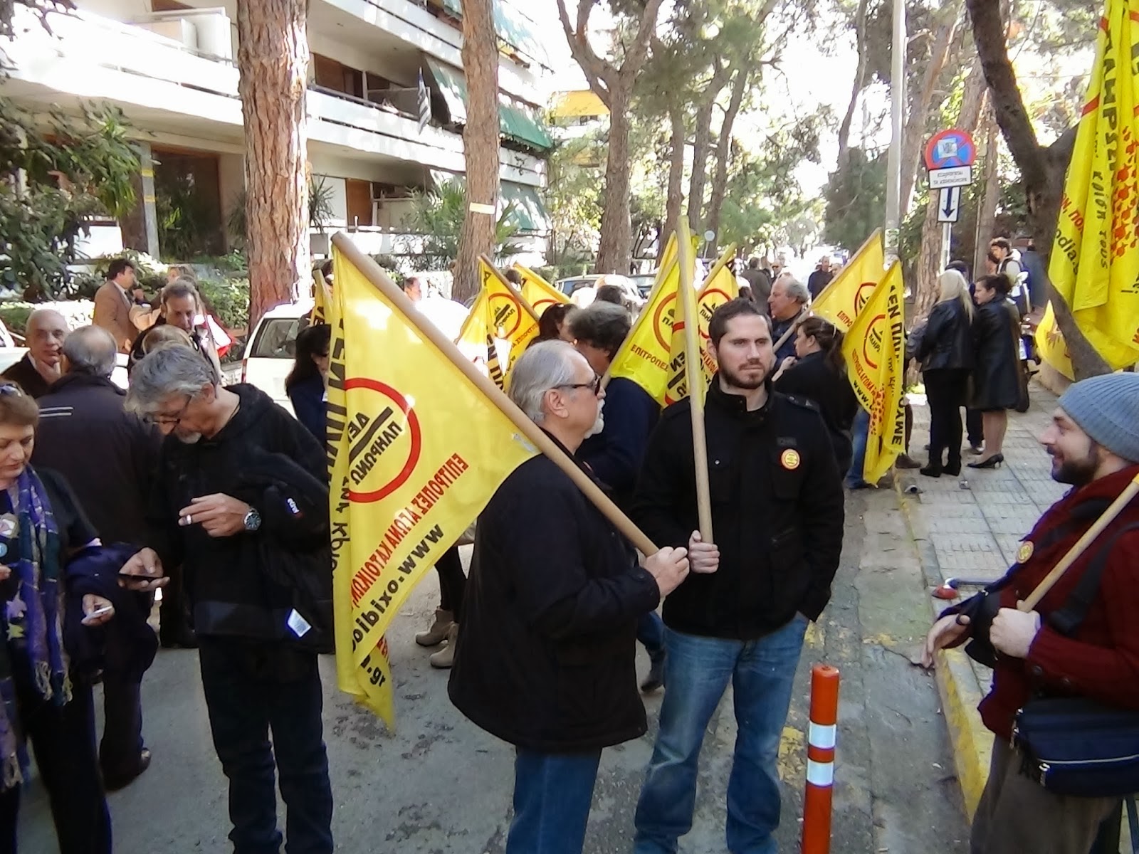 Φωτογραφίες από την συγκέντρωση διαμαρτυρίας ενάντια στο κλείσιμο των πολυϊατρείων του ΕΟΠΥΥ Χαλανδρίου - Φωτογραφία 8