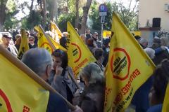 Φωτογραφίες από την συγκέντρωση διαμαρτυρίας ενάντια στο κλείσιμο των πολυϊατρείων του ΕΟΠΥΥ Χαλανδρίου