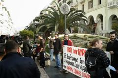 Πανό με την επιγραφή Ποτέ την Κυριακή στην πλατεία Αριστοτέλους(φωτo)