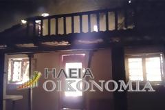 ΣΥΜΒΑΙΝΕΙ ΤΩΡΑ: Φωτιά σε οικία στο Κατάκολο. Κινδυνεύουν διπλανές οικίες [Photos]