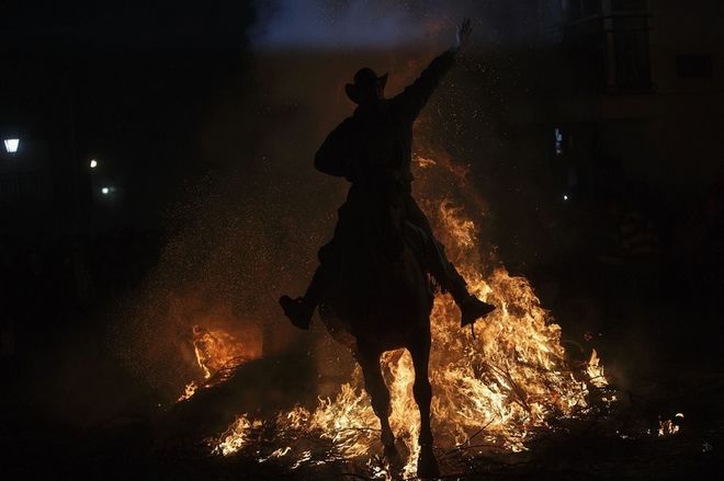Περνώντας με άλογα μέσα από τις φωτιές - Έθιμο ή βαρβαρότητα; - Φωτογραφία 4