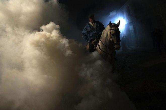 Περνώντας με άλογα μέσα από τις φωτιές - Έθιμο ή βαρβαρότητα; - Φωτογραφία 6