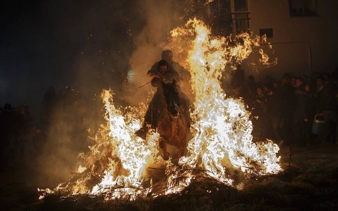 Περνώντας με άλογα μέσα από τις φωτιές - Έθιμο ή βαρβαρότητα; - Φωτογραφία 7