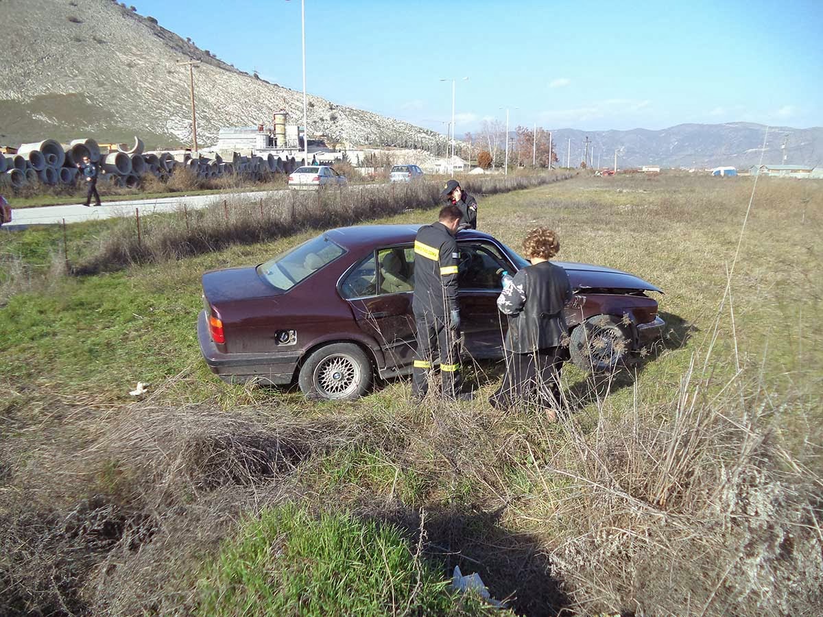 Τροχαίο με δύο γυναίκες τραυματίες στα Τρίκαλα [video] - Φωτογραφία 3