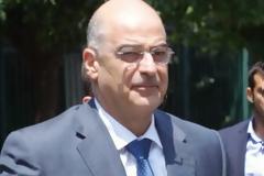 Ακροβολισμένοι αστυνομικοί συνοδεύουν τον Νίκο Δένδια στη βόλτα του στο Κολωνάκι