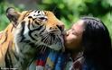 Δείτε την ιδιαίτερη φιλία μίας τίγρης και μίας γυναίκας - Φωτογραφία 3