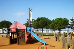 Πάτρα: Η παιδική χαρά στο θεατράκι της μαρίνας εκπέμπει SOS!