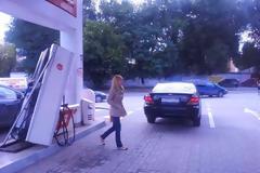Ξανθιά οδηγός σε βενζινάδικο