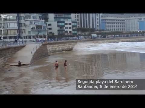 Γυναίκα κοροϊδεύει τα κύματα και λίγο αργότερα παρασύρεται [video] - Φωτογραφία 1