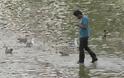 Μάγος περπατάει στο νερό μπερδεύοντας τους περαστικούς [video]
