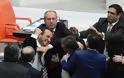 Mποξ στην τουρκική βουλή, για το θέμα της εμπλοκής του γιου του Ερντογάν σε σκάνδαλο διαφθοράς! Ένας βουλευτής στο νοσοκομείο με μαυρισμένο μάτι!!! - Φωτογραφία 1