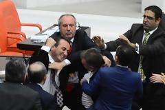 Mποξ στην τουρκική βουλή, για το θέμα της εμπλοκής του γιου του Ερντογάν σε σκάνδαλο διαφθοράς! Ένας βουλευτής στο νοσοκομείο με μαυρισμένο μάτι!!!