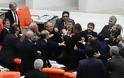 Mποξ στην τουρκική βουλή, για το θέμα της εμπλοκής του γιου του Ερντογάν σε σκάνδαλο διαφθοράς! Ένας βουλευτής στο νοσοκομείο με μαυρισμένο μάτι!!! - Φωτογραφία 3