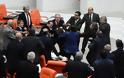 Mποξ στην τουρκική βουλή, για το θέμα της εμπλοκής του γιου του Ερντογάν σε σκάνδαλο διαφθοράς! Ένας βουλευτής στο νοσοκομείο με μαυρισμένο μάτι!!! - Φωτογραφία 4
