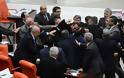Mποξ στην τουρκική βουλή, για το θέμα της εμπλοκής του γιου του Ερντογάν σε σκάνδαλο διαφθοράς! Ένας βουλευτής στο νοσοκομείο με μαυρισμένο μάτι!!! - Φωτογραφία 5
