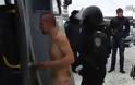 Ουκρανία: Αυτό είναι το video με τον γυμνό διαδηλωτή που προκάλεσε σάλο