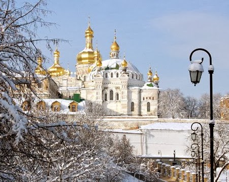 4194 - Άρχισε να σχηματίζεται ουρά Ουκρανών στο Κίεβο για να προσκυνήσουν τα Τίμια Δώρα που φθάνουν το απόγευμα! - Φωτογραφία 1
