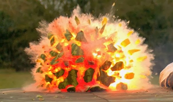 Καρπούζι εκρήγνυται σε αργή κίνηση [video] - Φωτογραφία 1