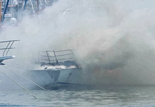 Φλεγόμενο σκάφος στο Θρακικό Πέλαγος – Πάλευαν με τις φλόγες οι επιβάτες! - Φωτογραφία 1