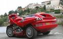 Μοτοσικλέτα και αυτοκίνητο σε μια ...Ferrari