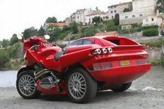 Μοτοσικλέτα και αυτοκίνητο σε μια ...Ferrari