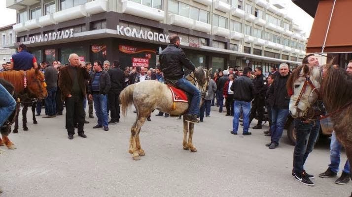 Οι αγρότες κατέβηκαν με άλογα στη Γ΄ ΔΟΥ Πατρών για να διαμαρτυρήθούν - Φωτογραφία 1