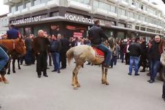 Οι αγρότες κατέβηκαν με άλογα στη Γ΄ ΔΟΥ Πατρών για να διαμαρτυρήθούν
