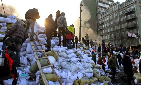 Ουκρανία: Κατέλαβαν κυβερνητικά κτίρια - Φωτογραφία 1