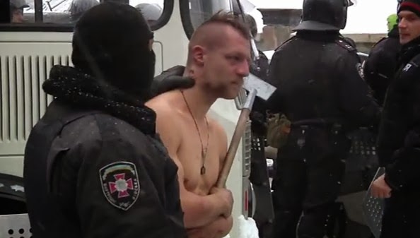 ΣΟΚΑΡΕΙ την Παγκόσμια κοινή γνώμη: Ουκρανοί αστυνομικοί ξεγύμνωσαν διαδηλωτή και τον ξεφτίλισαν - Δείτε το βίντεο... - Φωτογραφία 1