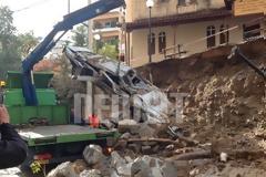 Μαντρότοιχος 40 μέτρων καταπλάκωσε αυτοκίνητα και μηχανές