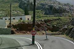 Αναγνώστης διαμαρτύρεται για το σημείο τοποθέτησης κολόνας της ΔΕΗ