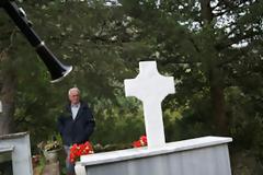 Με κλαρίνα και λαούτα στους τάφους των νεκρών!