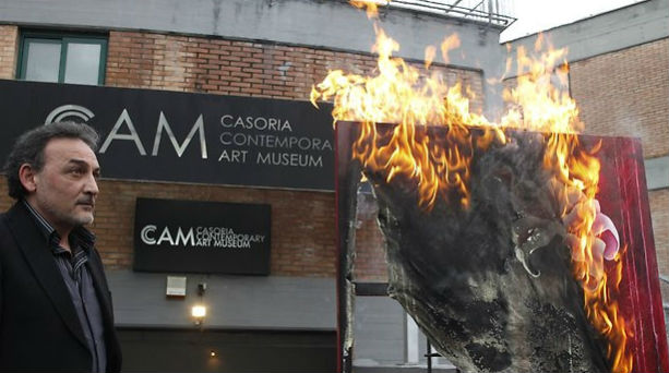 Διευθυντής μουσείου καίει έργα τέχνης λόγω περικοπών - Φωτογραφία 1