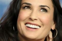 Η επιστροφή της Demi Moore στο twitter...ως Mrs Kutcher!!!