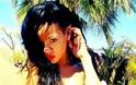 Η Rihanna πετάει το πάνω μέρος του μαγιό της!!! ( Photos )