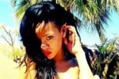 Η Rihanna πετάει το πάνω μέρος του μαγιό της!!! ( Photos )