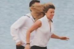 Τα καυτά φιλιά της Έρρικας Πρεζεράκου με το αμόρε της στην παραλία ( Photos )