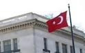 Κούρδοι πέταξαν αντικείμενα στην τουρκική πρεσβεία στην Αθήνα