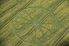 Μυστηριώδεις σχηματισμός σε καλλιέργεια στην Αγγλία