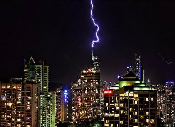 Κεραυνοί χτυπούν τα ψηλότερα κτίρια του κόσμου! (photos) - Φωτογραφία 2