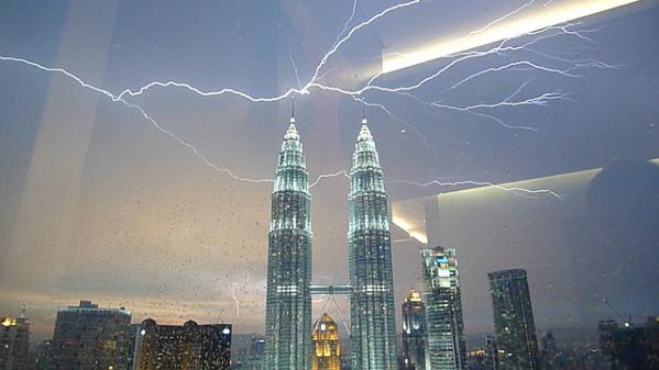 Κεραυνοί χτυπούν τα ψηλότερα κτίρια του κόσμου! (photos) - Φωτογραφία 6