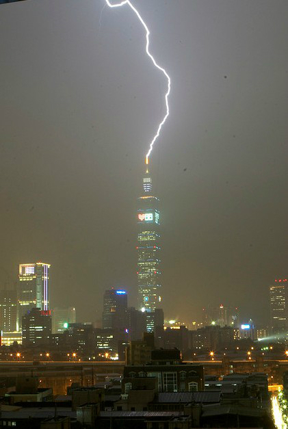 Κεραυνοί χτυπούν τα ψηλότερα κτίρια του κόσμου! (photos) - Φωτογραφία 7