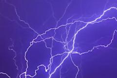 Κεραυνοί χτυπούν τα ψηλότερα κτίρια του κόσμου! (photos)