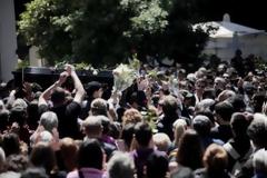 VIDEO – ΜΗΤΡΟΠΑΝΟΣ: Ράγισαν καρδιές στο τελευταίο αντίο!