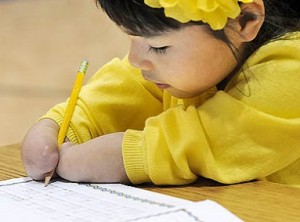 7χρονο κοριτσάκι που γεννήθηκε χωρίς χέρια κέρδισε διαγωνισμό καλλιγραφίας [φωτο] - Φωτογραφία 1