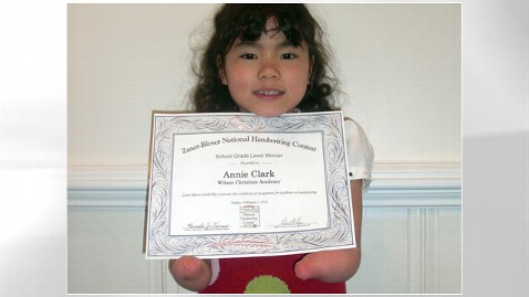 7χρονο κοριτσάκι που γεννήθηκε χωρίς χέρια κέρδισε διαγωνισμό καλλιγραφίας [φωτο] - Φωτογραφία 4